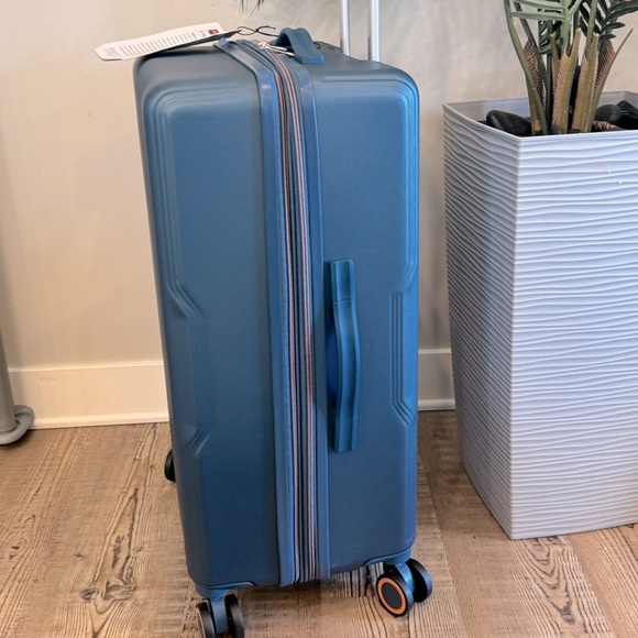 Tag Gateway  Piece Hard side Spinner 20“ Luggage suitcase $439 - Picture 5 of 9